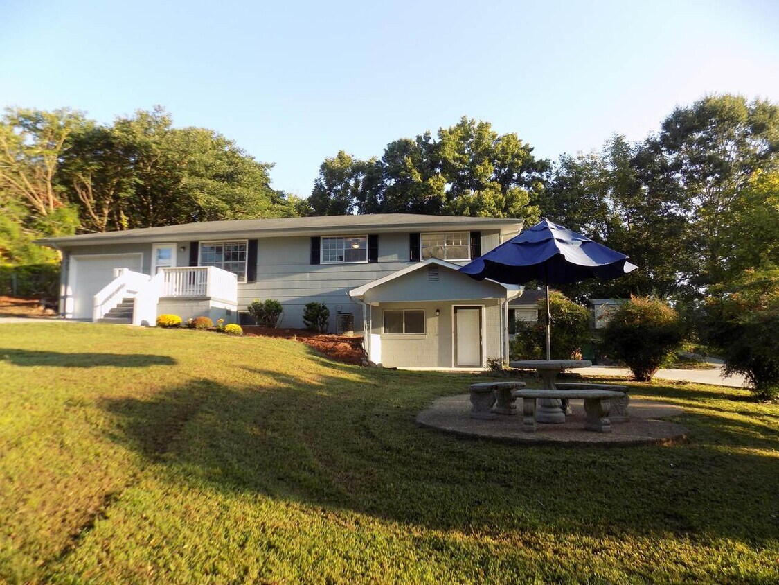 409 Longview Dr, Rossville, GA 30741 House for Rent in Rossville, GA