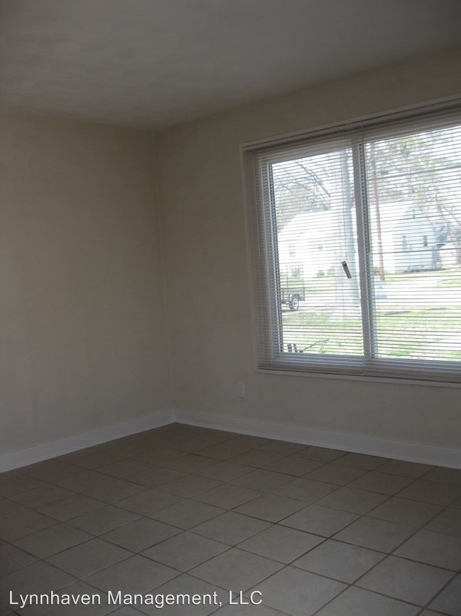 Building Photo - 327 Woodview Ave