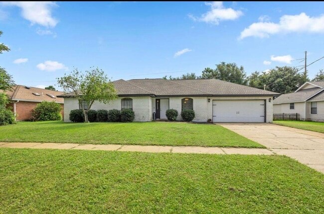 Building Photo - 2240 Prytania Cir