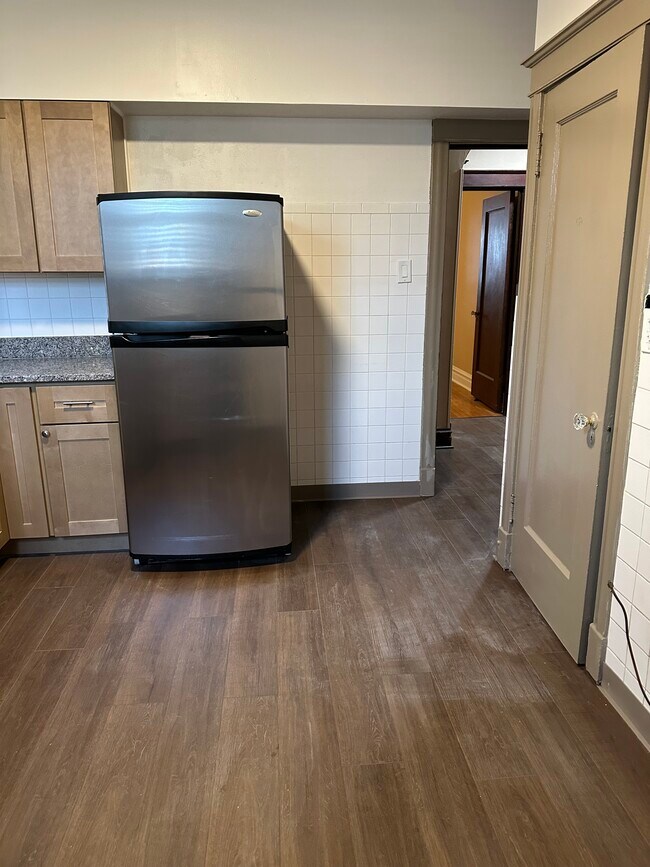 Unidad de cocina 1 - 4947 Cote Brilliante Ave