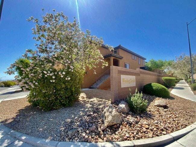 Building Photo - BEAUTIFUL 4 BEDROOM HOME WITH FLEXIBLE FLO...