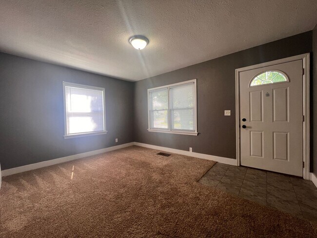Foto del edificio - Cozy 2 Bed 1 Bath HOUSE w Garage