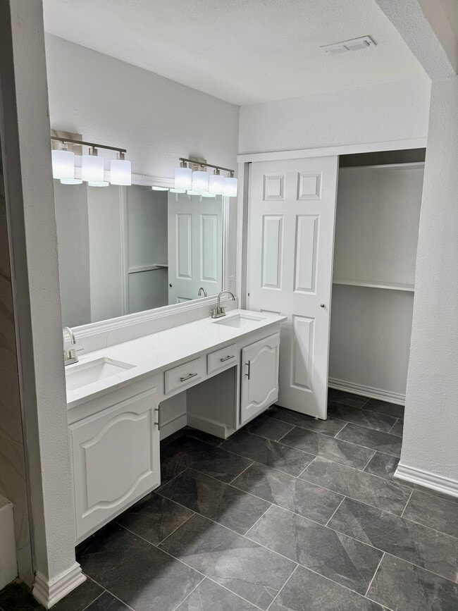 Building Photo - 4220 Staghorn Cir N