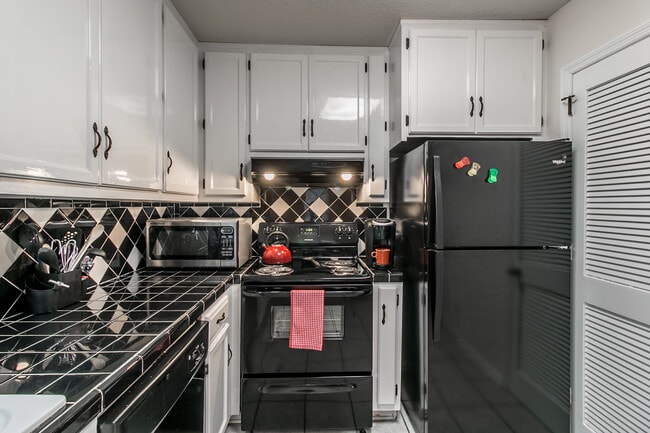 Fully stocked kitchen - 3016 Live Oak Ln SW
