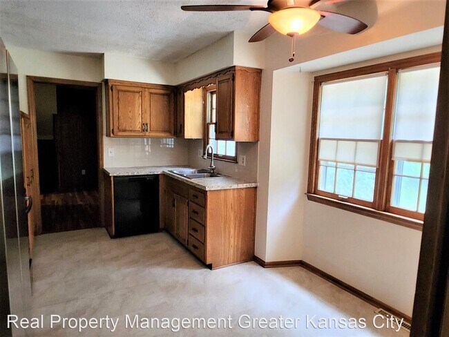 Building Photo - 4 br, 2.5 bath House - 8211 W. 97th St.