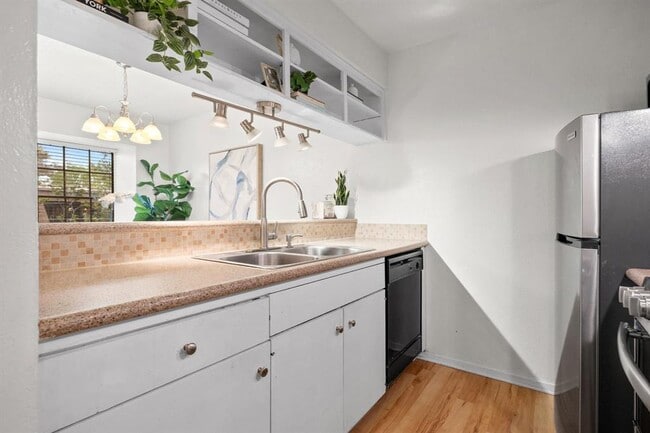 Foto del edificio - 7801 Shoal Creek Blvd