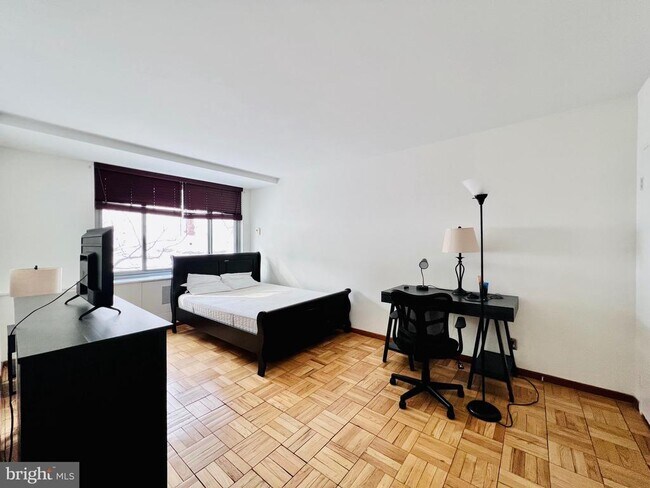 Foto del edificio - 4200 Cathedral Ave NW