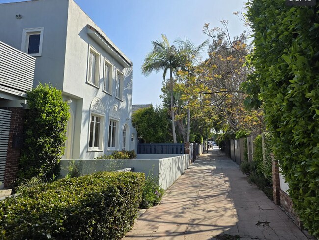Foto del edificio - 124-128 Breeze Ave.-124