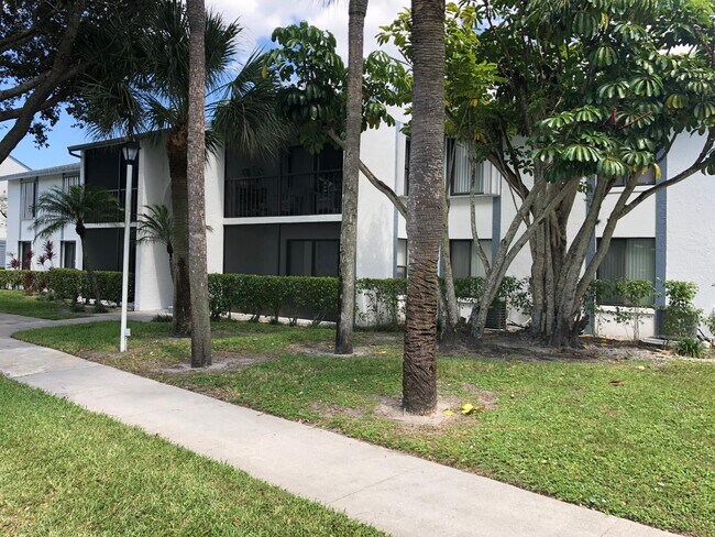 Foto del edificio - 1014 Green Pine Blvd