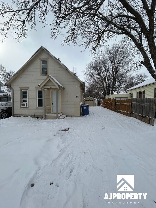 Building Photo - 421 S Prairie Ave