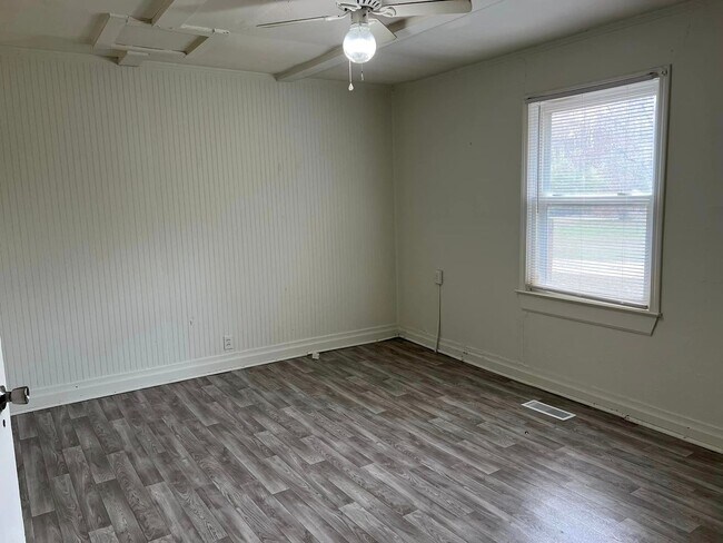 Building Photo - 4 Bedroom Home!