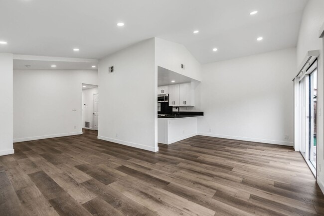 Foto del edificio - Just Renovated: Stunning 3-Bedroom, 2-Bath...