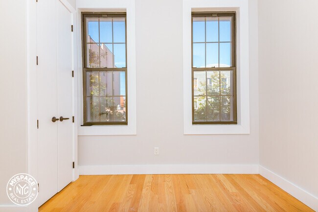 Foto del edificio - 273 Driggs Ave