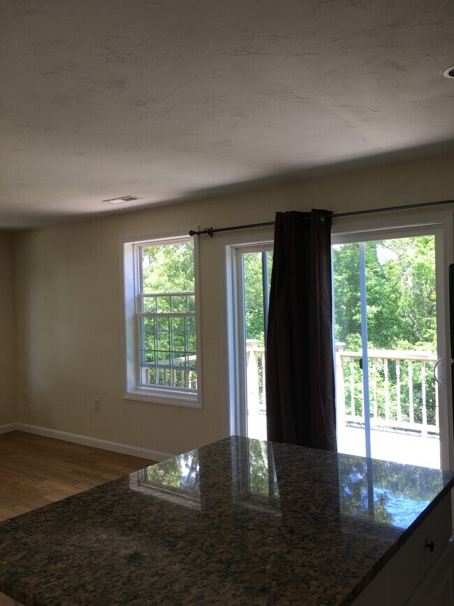 Puerta corrediza a la terraza, junto a la sala de estar y la cocina. - 12 Cranberry Rd