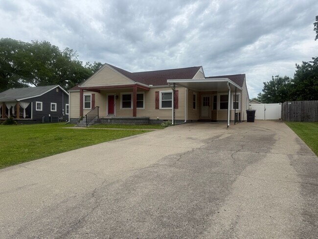 Building Photo - Charming 3-Bedroom Home in the Heart of Mu...