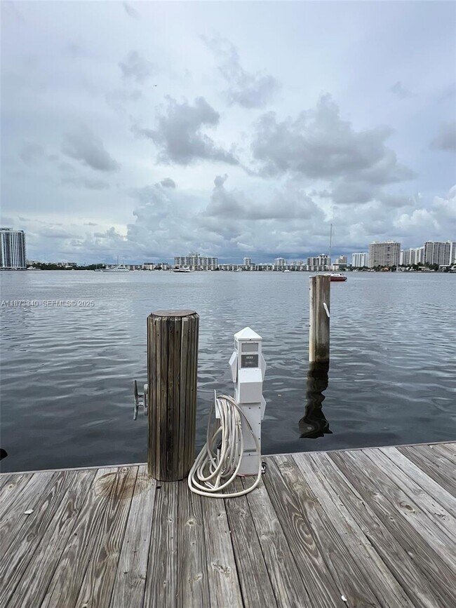 Foto del edificio - 2777 NE 165th Terrace