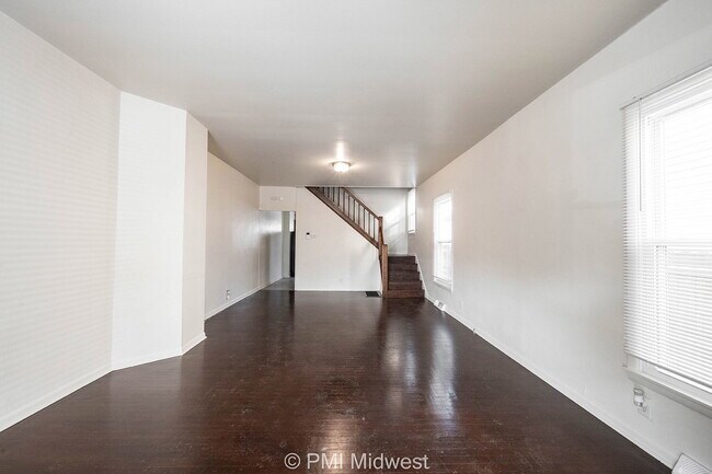 Foto del edificio - "Charming 2-Bedroom Duplex with Hardwood Floors in Indianapolis - Perfect Rental Opportunity!"