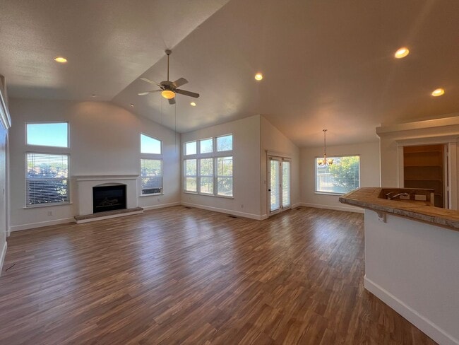 Building Photo - Beautiful 3 bedroom, 2 bath home with 3 car garage in Fernley Golf Course community!