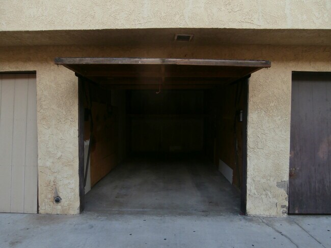 garage - 7811 2nd St