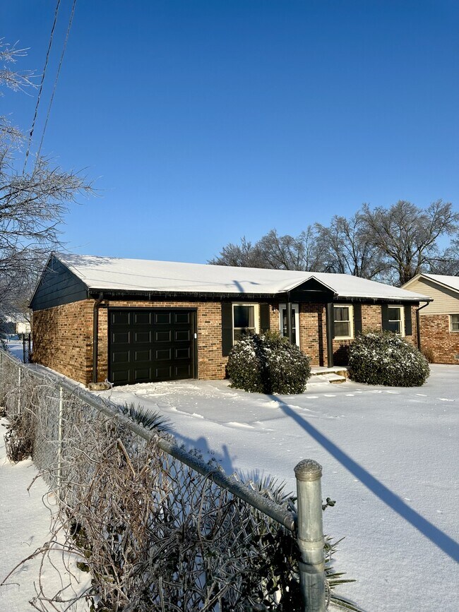 Foto del edificio - 315 Coombs Dr