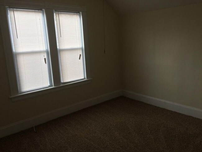 Building Photo - 2 Bedroom 3rd floor unit for rent