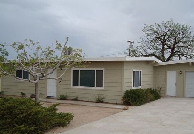 Foto del edificio - Darling Bungalow with New Flooring!