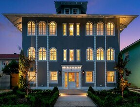 Building Photo - 7 Fontainebleau Dr