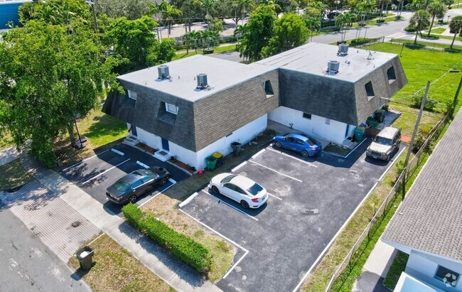 Building Photo - 502 Phippen Waiters Rd
