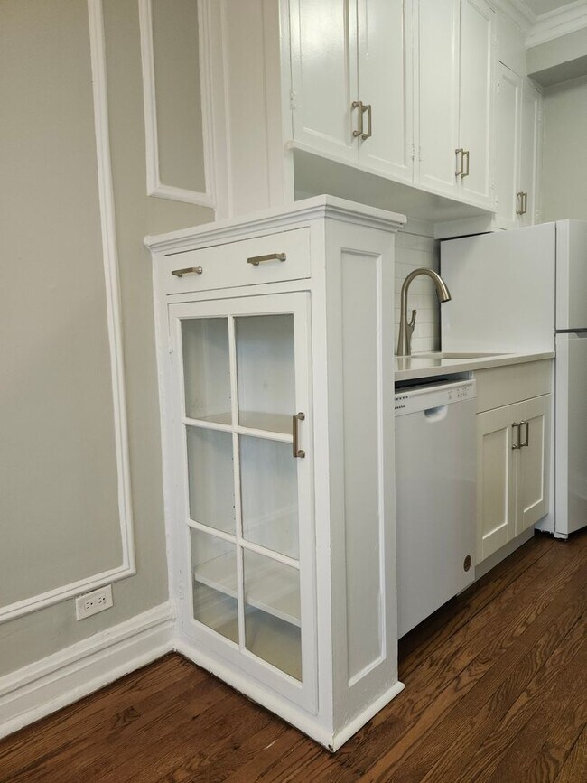 Foto del edificio - Edgewater Studio with Heat and Cooking Gas Included ~ No Security Deposit ~ Cat Friendly