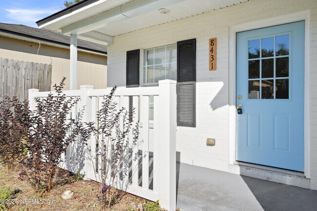 Foto del edificio - 8431 India Ave