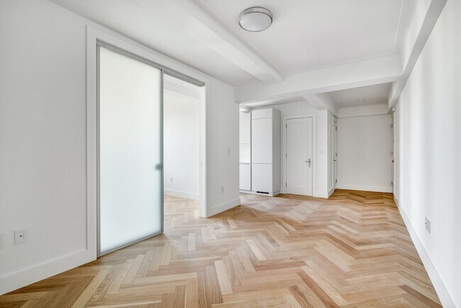 Foto del edificio - 301 E 21st St