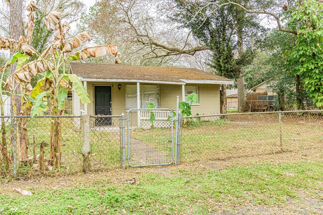 Foto del edificio - 14918 Pinecrest Rd