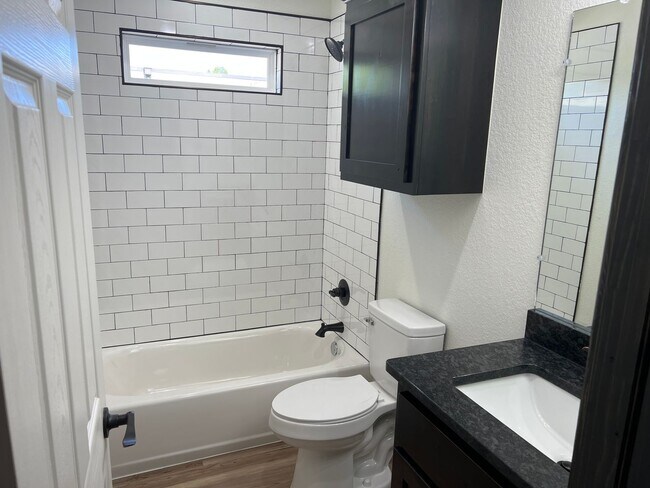 Foto del edificio - 1025-1027 S Cherokee Ave
