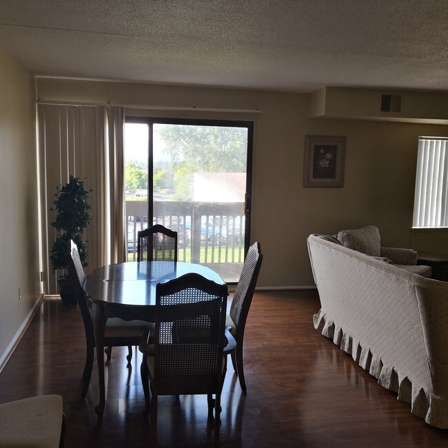 Dinning Set - 808 Stratford Dr