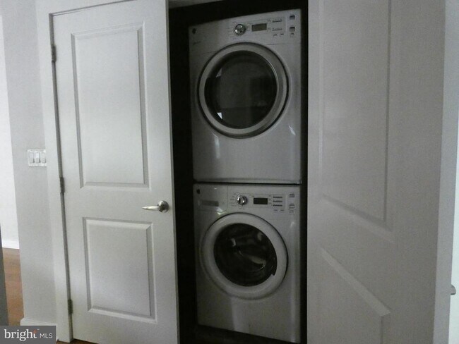 Building Photo - 3862 Lancaster Ave