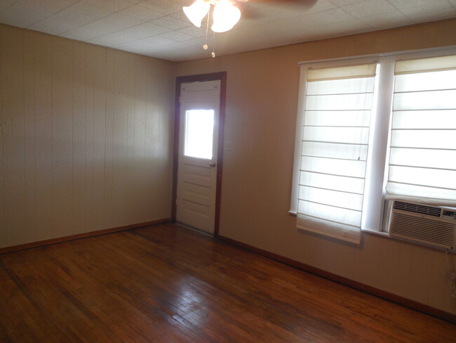 Building Photo - 102 W Seguin St