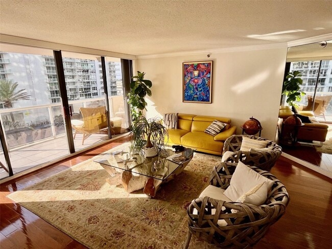 Foto del edificio - 5757 Collins Ave