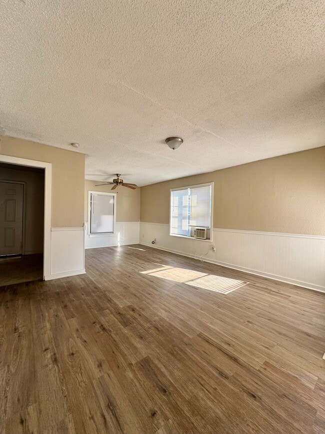 Building Photo - 132 E 11th St