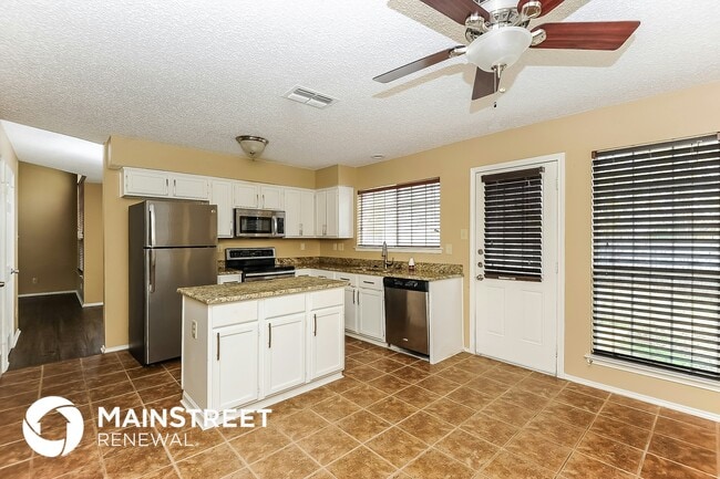 Building Photo - 2411 Bennington Dr