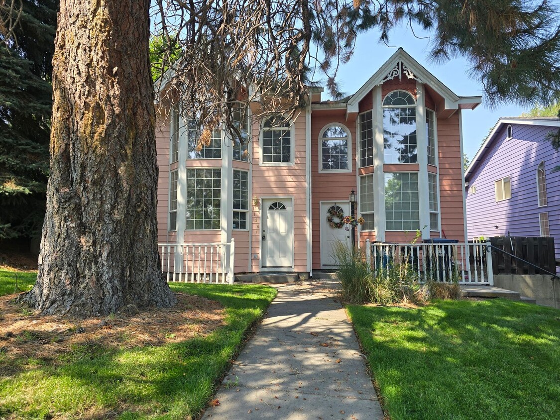 Primary Photo - 131-1132-1134 Ogden Duplex, Bend