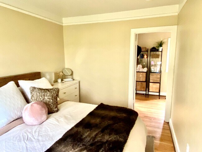 Dormitorio grande con vista y espacio para cama king. - 526 Lakeside Ave S