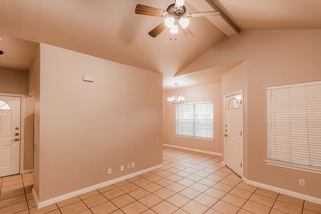 Foto del edificio - 104 San Antonio Rd