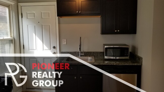 Building Photo - Updated Wicker Park 2 bed with backyard