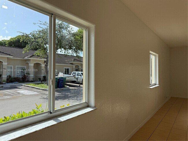 Foto del edificio - 13232 Old Biscayne Dr