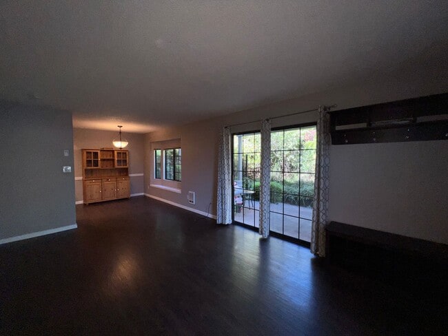 Building Photo - Two bedroom townhouse near Ashland Communi...