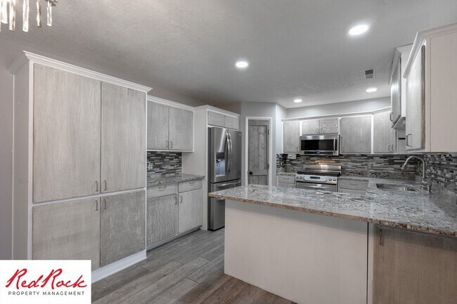 Building Photo - Pet Friendly 4 Bedroom 2 Bathroom home.