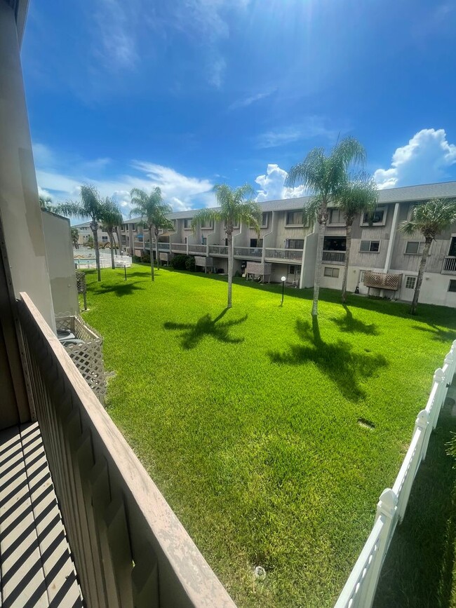 Building Photo - Beach Place Town House