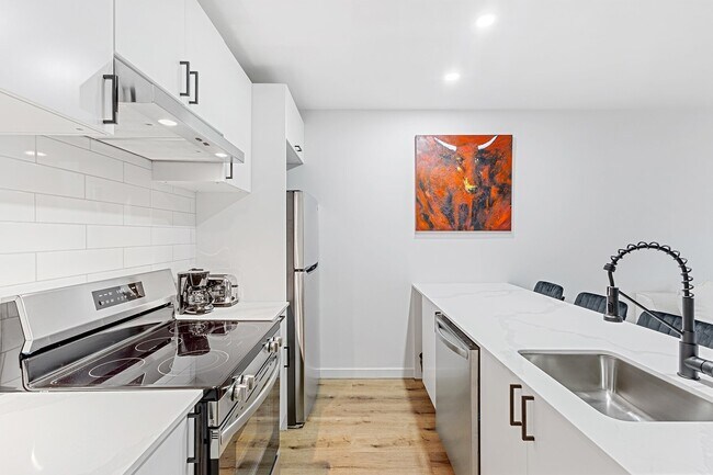 Building Photo - 2060 R. Saint-Denis