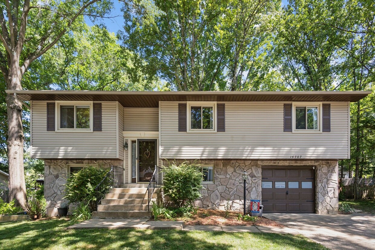 Primary Photo - Gorgeous Single Family Home!