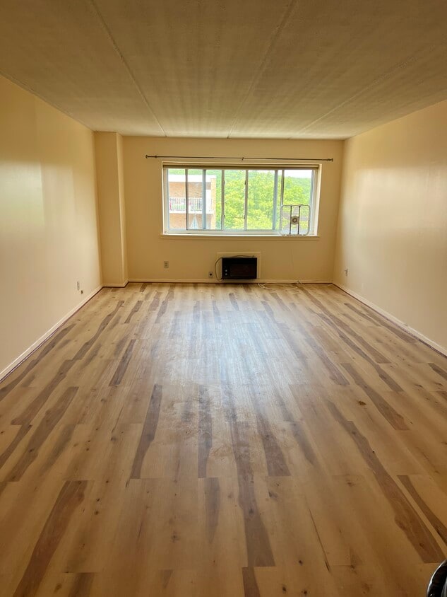 Bedroom - 416 Benedict Ave